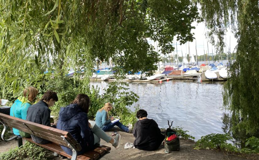 Wasserspiegelungen zeichnen an der Außenalster